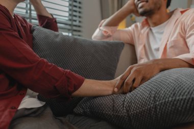 Bir erkek çift, romantik ilişkilerinin tadını çıkarırken çok mutlu olur. İki aşık, birbirlerine sevgilerini çok tatlı bir şekilde ifade ederler..