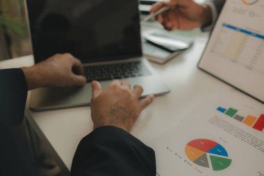 Bir iş adamı asistanına önemli bir projenin ciddi bir sunumunu prova etmesini ve bir iş ortağıyla buluşmadan önce hata yapmamasını emreder. Beyin fırtınası, tartışma...