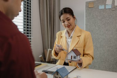 Bir adam, ailesini kurmak için satın aldığı ev hakkında danışmanlık için bir emlakçıya gelir. Alıcı, temsilciyle bir satın alma anlaşması imzalamaya gelir..