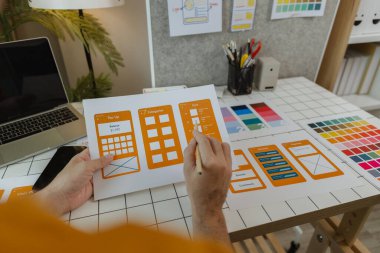 Kullanıcı Deneyimi ve Kullanıcı Arayüzü Memuru olarak bir web geliştiricisi, kullanıcılar için olumlu duygusal ve görsel bir deneyim yaratan güzel ve kullanması kolay dijital ürünler tasarlıyor..