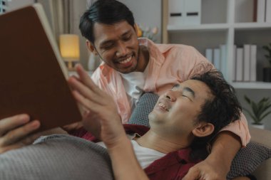 İki yakışıklı erkeğin uzun zamandır güzel bir dostluğu var. Birbirlerine olan sevgilerini çok tatlı bir şekilde ifade ediyorlar. Bu erkek çift birlikte çok tatlı, romantik görünüyorlar.