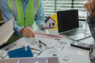 Olağanüstü işler yaratmak için birlikte çalışan mimarların toplantısı. Mühendisler ve müteahhitler tasarım ve inşaatta ortaya çıkan sorunları çözmek için işbirliği yapıyorlar..