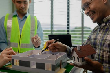 Olağanüstü işler yaratmak için birlikte çalışan mimarların toplantısı. Mühendisler ve müteahhitler tasarım ve inşaatta ortaya çıkan sorunları çözmek için işbirliği yapıyorlar..