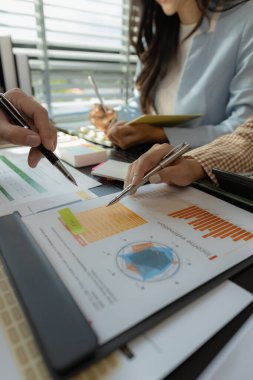 İşadamları şirketin satışlarını artırmak için yeni stratejiler üretmek için beyin fırtınası yapıyorlar. Projeleri özetlemek için çalışanlar arasında bir toplantı düzenleniyor. Takım çalışması çalışma verimliliğini artırır.
