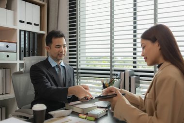 Ofiste birlikte yeni bir proje üzerinde çalışıyorlar. Masada bir grup işadamının çalışması gereken bir sürü evrak işi var. İş toplantısı, işyeri, iş adamları.
