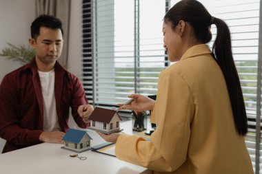 Bir adam, ailesini kurmak için satın aldığı ev hakkında danışmanlık için bir emlakçıya gelir. Alıcı, temsilciyle bir satın alma anlaşması imzalamaya gelir..