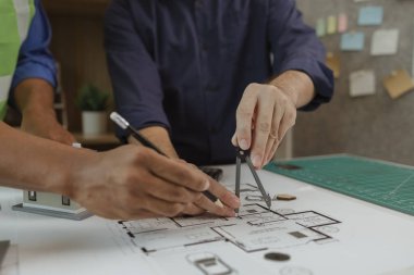 Bir mimar ve bir mühendis, birlikte üstlenmeleri gereken büyük projeler hakkında tartışıyorlar. Mühendis ve asistanı, projenin ilk taslağı hakkında görüşüyorlar.