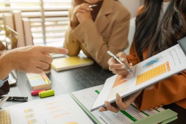 Bir grup çalışan, şirketin ürünlerinin satışını arttırmak için beyin fırtınası yapıyor iş adamları sunumlarını, takım çalışmalarını, beyin fırtınalarını, şirket çalışmalarını geliştirmeye çalışıyorlar.