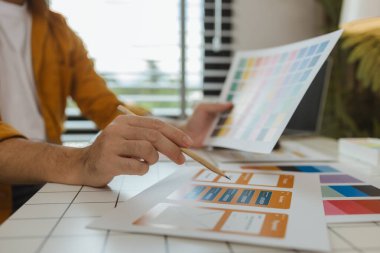 Bir web tasarımcısı, kullanıcıların hem görünüm hem de hissetme açısından ihtiyaçlarını karşılayacak bir dijital ürün tasarım projesi yaratmak için fikrini kullanıyor..