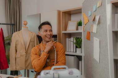 Enerjik bir tasarımcı yeni giysi koleksiyonunu çıkarmadan önce tamamlamaya çalışıyor, kesmeden önce çizim, ölçüm ve kumaş tasarımları bir tasarımcının yapması gereken görevlerden bazıları.