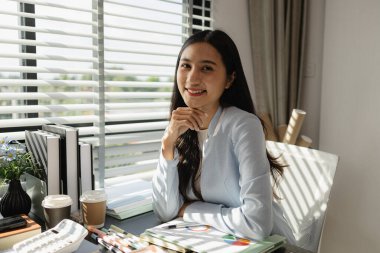Bir çalışan bir şirkette bir ofiste oturuyor. Genç bir girişimci yöneticinin özel ofisinde bulunmaktadır. İş yeri. Şirkette bir işadamının çalışma günü..