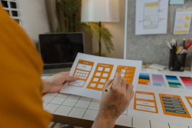 Kullanıcı Deneyimi ve Kullanıcı Arayüzü Memuru olarak bir web geliştiricisi, kullanıcılar için olumlu duygusal ve görsel bir deneyim yaratan güzel ve kullanması kolay dijital ürünler tasarlıyor..