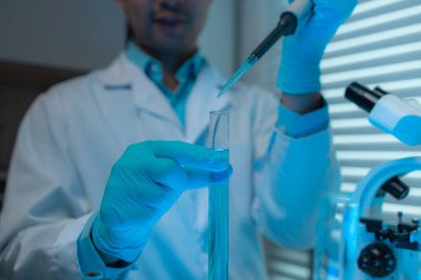 Bir bilim adamı laboratuvarda mutlu bir şekilde çalışıyor, bir bilim araştırmacısı anti virüs, mikroskop, rapor, laboratuvar ve bilim adamı konseptinin yeni formülü üzerinde çalışıyor.