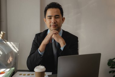 Bir çalışan bir şirkette bir ofiste oturuyor. Genç bir girişimci yöneticinin özel ofisinde bulunmaktadır. İş yeri. Şirkette bir işadamının çalışma günü..