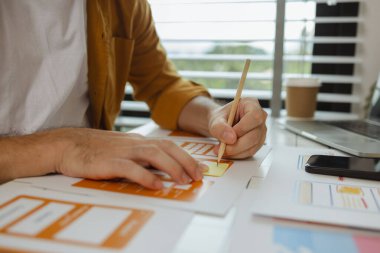 Bir dijital ürün geliştiricisi, kullanıcılar için mümkün olduğu kadar etkili olan bir web sitesinin geliştirilmesi için araştırma verileriyle çalışma planı üzerinde çalışırken, aynı zamanda görsel olarak çekici de oluyor.