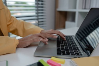 Özel ofisinde çalışan bir kadın yönetici ofisi, şirketinin ofisinde oturan bir kadın şirket sahibi, girişimci ve işkadını bir sürü evrak işiyle uğraşırlar.