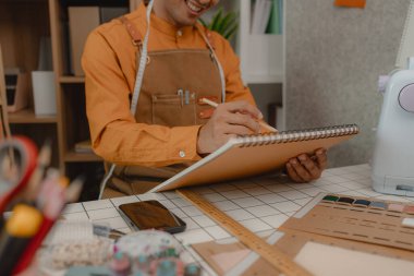 Enerjik bir tasarımcı yeni giysi koleksiyonunu çıkarmadan önce tamamlamaya çalışıyor, kesmeden önce çizim, ölçüm ve kumaş tasarımları bir tasarımcının yapması gereken görevlerden bazıları.