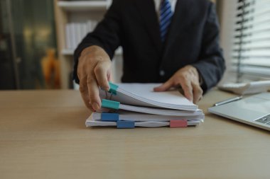 Takım elbiseli bir işadamı bir şirkette bir ofiste çalışıyor. Üst düzey bir yönetici özel bir ofiste ve birçok şey yapıyor. Özel bir ofisin atmosferi sakin ve huzurludur..