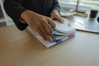 Takım elbiseli bir işadamı bir şirkette bir ofiste çalışıyor. Üst düzey bir yönetici özel bir ofiste ve birçok şey yapıyor. Özel bir ofisin atmosferi sakin ve huzurludur..