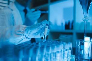 Laboratuvar, tıbbi araştırma ekibi yeni nesil bir hastalık tedavisi üzerinde çalışıyor. Bilimsel ekipman, test tüpleri, veri uygulama teknolojisi kullanıyorlar. Laboratuar meşgul görünüyor.,