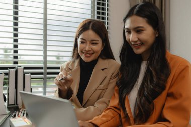 Birkaç çalışan bir şirkette birlikte çalışıyor, bir grup iş adamı birlikte oturup çalışmanın içeriği hakkında fikir alışverişinde bulunuyor, iş arkadaşları ofiste birlikte plan yapıyor.