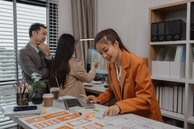 yaratıcı planlama telefon uygulaması geliştirme şablonu düzeni, kullanıcı deneyimi konsepti, web sitesi tasarımcısı, ofisteki akıllı telefon uygulaması üzerinde çalışan UX tasarımcısı geliştirme