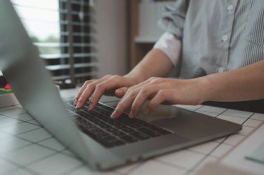 Stüdyoda dizüstü bilgisayarda çalışan bir iş kadını, bir ofiste dijital tablet ve dizüstü bilgisayar üzerinde çalışan bir iş adamı, işletme finans analizi üzerinde çalışan meşgul bir yönetici.