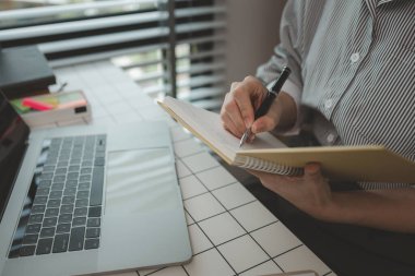 Stüdyoda dizüstü bilgisayarda çalışan bir iş kadını, bir ofiste dijital tablet ve dizüstü bilgisayar üzerinde çalışan bir iş adamı, işletme finans analizi üzerinde çalışan meşgul bir yönetici.