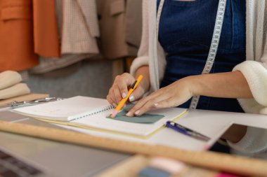 Stüdyo mankeni moda kıyafetler, terzi, terzi atölyesi, dikiş atölyesi, profesyonel terzi takım elbise tasarımcısı, giysi, kumaş, terzi için ölçü alıyor.