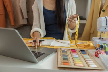 İşteki güzel bayan terzi, tasarım stüdyosundaki güzel bayan tasarımcı, moda tasarımcısının ekin manzarası, terzi atölyesindeki kadın, atölyedeki giyim tasarımcısı..