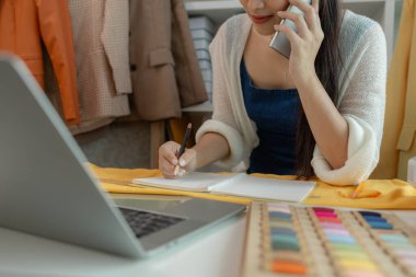 İşteki güzel bayan terzi, tasarım stüdyosundaki güzel bayan tasarımcı, moda tasarımcısının ekin manzarası, terzi atölyesindeki kadın, atölyedeki giyim tasarımcısı..