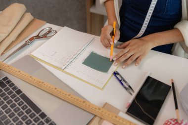 Stüdyo mankeni moda kıyafetler, terzi, terzi atölyesi, dikiş atölyesi, profesyonel terzi takım elbise tasarımcısı, giysi, kumaş, terzi için ölçü alıyor.