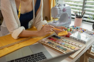 Kumaş üzerine profesyonel işaretleme, stüdyoda çalışan tasarımcı, atölyede manken üzerine giysi tasarımı ayarlayan tasarımcı, moda atölyesinde kumaşı ölçen kadın.