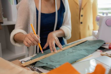Stüdyo mankeni moda kıyafetler, terzi, terzi atölyesi, dikiş atölyesi, profesyonel terzi takım elbise tasarımcısı, giysi, kumaş, terzi için ölçü alıyor.