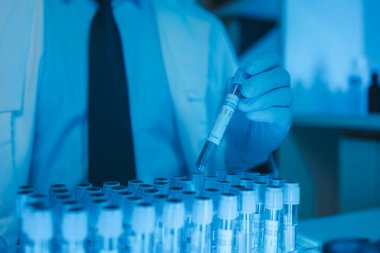 Klinik laboratuarında çalışan araştırmacılar, laboratuvarda çalışan bilim adamları, bilim, kimyagerler aşı geliştirme projesi üzerinde çalışıyorlar.