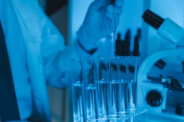 Laboratuvar, tıbbi araştırma ekibi yeni nesil bir hastalık tedavisi üzerinde çalışıyor. Bilimsel ekipman, test tüpleri, veri uygulama teknolojisi kullanıyorlar. Laboratuar meşgul görünüyor.,