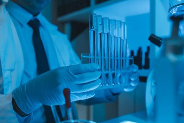 Klinik laboratuarında çalışan araştırmacılar, laboratuvarda çalışan bilim adamları, bilim, kimyagerler aşı geliştirme projesi üzerinde çalışıyorlar.