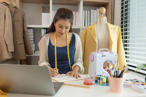 женщина модельер в мастерской студии, модельер работает с тканями вырезы, красивый модельер делает одежду с высоким качеством ткани, портниха, материал, одежда