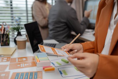 yaratıcı planlama telefon uygulaması geliştirme şablonu düzeni, kullanıcı deneyimi konsepti, web sitesi tasarımcısı, ofisteki akıllı telefon uygulaması üzerinde çalışan UX tasarımcısı geliştirme