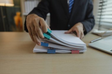 Takım elbiseli bir işadamı bir şirkette bir ofiste çalışıyor. Üst düzey bir yönetici özel bir ofiste ve birçok şey yapıyor. Özel bir ofisin atmosferi sakin ve huzurludur..