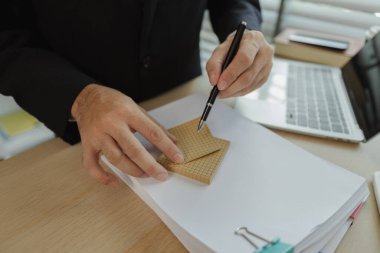 Bir işadamı verimli bir şekilde çalışmak ve şirket üzerinde en olumlu etkiyi yaratmak için bir strateji planlıyor. Bir şirketin yöneticisi, fikirleri kolayca anlayabilmek için somut bir forma sokuyor..