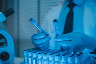 Klinik laboratuarında çalışan araştırmacılar, laboratuvarda çalışan bilim adamları, bilim, kimyagerler aşı geliştirme projesi üzerinde çalışıyorlar.