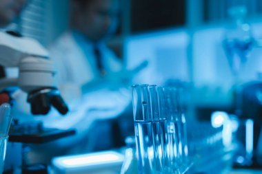 Laboratuvar, tıbbi araştırma ekibi yeni nesil bir hastalık tedavisi üzerinde çalışıyor. Bilimsel ekipman, test tüpleri, veri uygulama teknolojisi kullanıyorlar. Laboratuar meşgul görünüyor.,