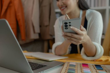 İşteki güzel bayan terzi, tasarım stüdyosundaki güzel bayan tasarımcı, moda tasarımcısının ekin manzarası, terzi atölyesindeki kadın, atölyedeki giyim tasarımcısı..