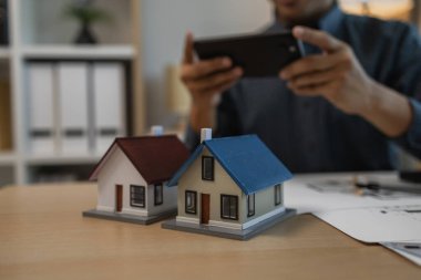 Mimar, ev çizimi ve tasarımı, iş adamı ya da mimar ofiste oturan bir ev modeli, iş yerindeki mimarın portresi, ofis modeline bakan mimar