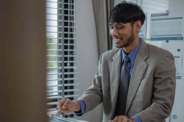 Modern çalışma ortamında birlikte çalışan çeşitli takımlar, toplantı, pazarlama, muhasebe, finans ve ofis odasında hırslı bir şekilde çalışan iş adamları..