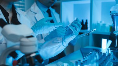 Laboratuvar, tıbbi araştırma ekibi yeni nesil bir hastalık tedavisi üzerinde çalışıyor. Bilimsel ekipman, test tüpleri, veri uygulama teknolojisi kullanıyorlar. Laboratuar meşgul görünüyor.,