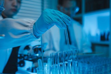 Klinik laboratuarında çalışan araştırmacılar, laboratuvarda çalışan bilim adamları, bilim, kimyagerler aşı geliştirme projesi üzerinde çalışıyorlar.