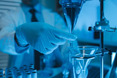 Laboratuvar, tıbbi araştırma ekibi yeni nesil bir hastalık tedavisi üzerinde çalışıyor. Bilimsel ekipman, test tüpleri, veri uygulama teknolojisi kullanıyorlar. Laboratuar meşgul görünüyor.,