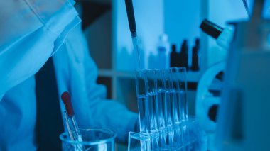 Klinik laboratuarında çalışan araştırmacılar, laboratuvarda çalışan bilim adamları, bilim, kimyagerler aşı geliştirme projesi üzerinde çalışıyorlar.